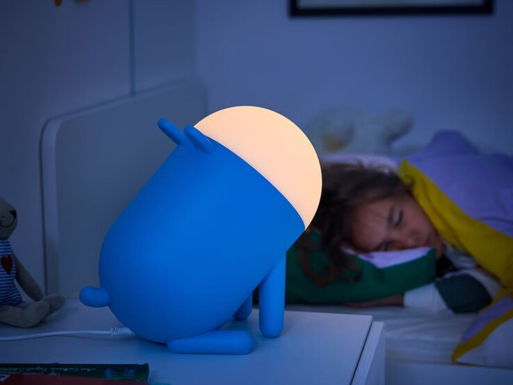 Une image de la lampe de table IKEA Grejsimojs LED sur une table de chevet la nuit