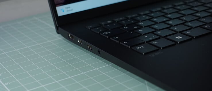 HDMI, 2 x USB-C avec Thunderbolt, DP et PD, prise casque 3,5 mm