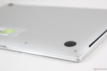 Les surfaces en aluminium lisse imitent la série MacBook Pro.