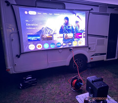 Le projecteur Nebula X1 d'Anker peut également être utilisé à l'extérieur (Image source : Marcus Schwarten / Notebookcheck)