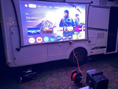 Le projecteur Nebula X1 d'Anker peut également être utilisé à l'extérieur (Image source : Marcus Schwarten / Notebookcheck)