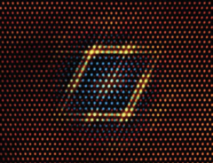 En ajoutant un demi pour cent de lithium, le précipité sphérique du système Cu-Ta se transforme en une structure cuboïdale stable (photo). (Source de l&#039;image : SciTechDaily)