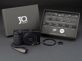 Le kit Ricoh GR IV Édition 30e anniversaire est livré avec des accessoires et des pin's commémoratifs.