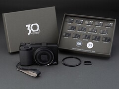 Le kit Ricoh GR IV Édition 30e anniversaire est livré avec des accessoires et des pin's commémoratifs.