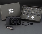 Le kit Ricoh GR IV Édition 30e anniversaire est livré avec des accessoires et des pin's commémoratifs.