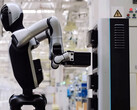 Le robot Walker S2 change sa propre batterie. (Source de l'image : UBTech/YT)