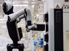 Le robot Walker S2 change sa propre batterie. (Source de l&#039;image : UBTech/YT)