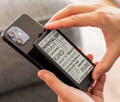 Avec son écran de 4,3 pouces, la liseuse Xteink X4 Pro est extrêmement compacte.