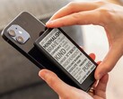 Avec son écran de 4,3 pouces, la liseuse Xteink X4 Pro est extrêmement compacte.