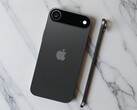 Selon les rumeurs, le prochain iPhone 17 Air ( Apple ) ne ferait que 5,5 mm d'épaisseur. (Source de l'image : zellzoi, édité)