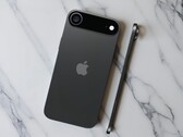 Selon les rumeurs, le prochain iPhone 17 Air ( Apple ) ne ferait que 5,5 mm d'épaisseur. (Source de l'image : zellzoi, édité)