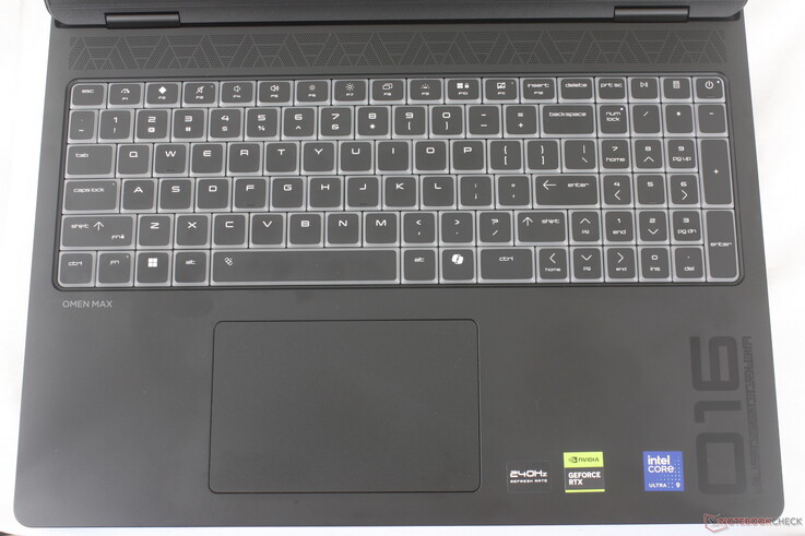 Le clickpad est fiable mais petit (~12.5 x 8 cm) par rapport au grand format. Clavier biseauté avec rétroéclairage RGB par touche, sans option mécanique