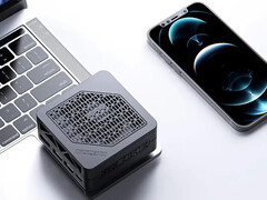 Le EM780 est équipé d'un Ryzen 7 7840U, de 32 Go de mémoire vive et de deux disques durs SSD en Europe. (Source de l'image : MINISFORUM)