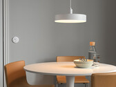 Le dernier appareil intelligent de la gamme Ikea est la lampe LED intelligente NYMANE, basée sur la lampe KLANG des années 1960. (Image source : Ikea)