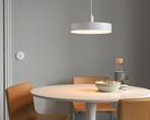 Le dernier appareil intelligent de la gamme Ikea est la lampe LED intelligente NYMANE, basée sur la lampe KLANG des années 1960. (Image source : Ikea)