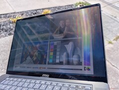 En plein air, sous la lumière directe du soleil