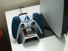 Une manette DualSense personnalisée sur le thème de God of War reposant sur une station d&#039;accueil devant une console PlayStation 5. (Source de l&#039;image : FOX ^.ᆽ.^= ∫)