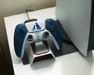 Une manette DualSense personnalisée sur le thème de God of War reposant sur une station d'accueil devant une console PlayStation 5. (Source de l'image : FOX ^.ᆽ.^= ∫)