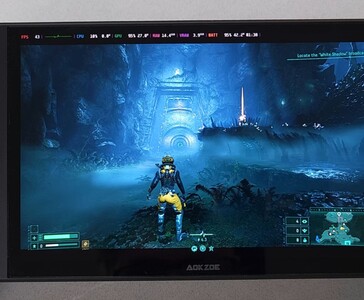 Returnal fonctionnant sur un ordinateur de poche AMD Ryzen AI 9 HX 370, affichant à l'écran les performances du jeu. (Source de l'image : The Phawx)