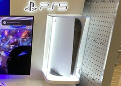 La PlayStation 5 est conservée dans une vitrine bien ajustée dans ce kiosque de démonstration. (Source de l'image : NeoGAF - Kyshakk)