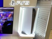 La PlayStation 5 est conservée dans une vitrine bien ajustée dans ce kiosque de démonstration. (Source de l'image : NeoGAF - Kyshakk)