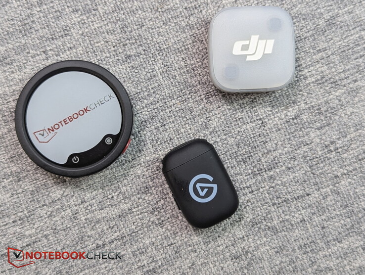 En bas : Elgato Wave Go (avec une trace de doigt grasse) ; en haut : DJI Mic Mini ; à gauche : Insta360 Mic