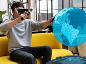 Casque de réalité mixte Zappar Zapbox avec contrôleurs bluetooth. (Source : Zappar)