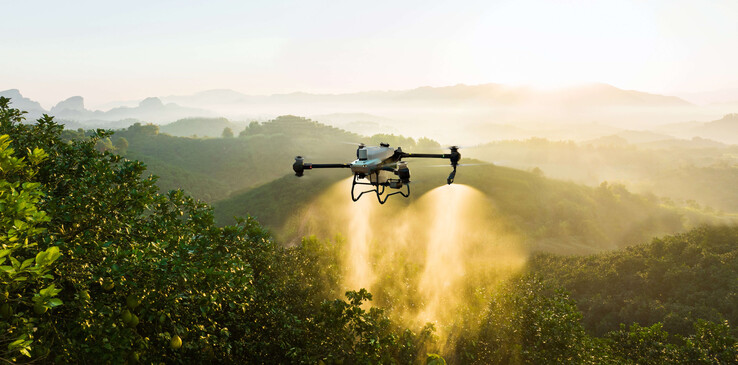 Un des drones agricoles de DJI en action