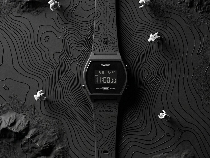 Gros plan sur la Casio x GRAGG LW-204GRAGG-1BDF, mettant en avant son bracelet en résine noire orné de motifs représentant des courbes de niveau gravées.