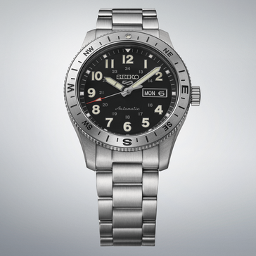 Montre de terrain automatique Seiko 5 Sports HDB006 avec cadran noir, lunette boussole et bracelet en acier inoxydable.