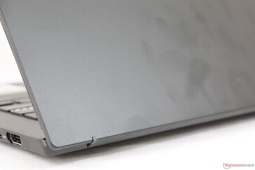 Le couvercle extérieur mat est légèrement rugueux, contrairement aux surfaces plus lisses d'un Zenbook