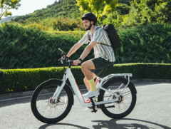 Le vélo électrique NIU BQi-C3 est équipé de deux batteries interchangeables d&#039;une capacité combinée de 920 Wh. (Image source : NIU)