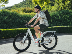 Le vélo électrique NIU BQi-C3 est équipé de deux batteries interchangeables d'une capacité combinée de 920 Wh. (Image source : NIU)