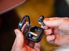 Les Buds 4 Pro sont disponibles en précommande. Sur la photo : la version noire des écouteurs.