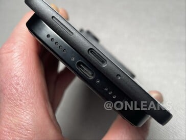 Une présumée unité factice de Galaxy S26 Edge contre l'iPhone 16 Pro. (Source de l'image : OnLeaks on X)