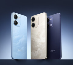 L'iQoo Z11i est disponible dans les coloris « Desert Gold », « Ink Shadow » et « Light Blue ».