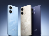 L'iQoo Z11i est disponible dans les coloris « Desert Gold », « Ink Shadow » et « Light Blue ». 