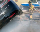 Un pompier de Sacramento éteint une Model S en feu (image : SFD)
