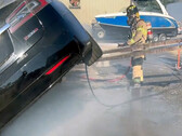 Un pompier de Sacramento éteint une Model S en feu (image : SFD)