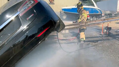 Un pompier de Sacramento éteint une Model S en feu (image : SFD)
