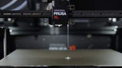 Le silicone est extrudé sous forme liquide et durcit en quelques minutes (Source de l'image : Prusa)