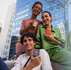 Le Razr 50s contient le même écran pliable de 6,9 pouces et le même écran de 3,6 pouces que le Razr 50. (Source de l'image : Motorola via SoftBank)