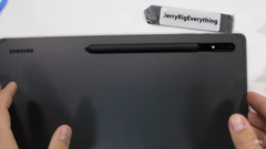 La Tab S8 Ultra peut-elle survivre ? (Source : JerryRigEverything via YouTube)