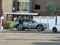 Un Rivian R2 en train de charger à un superchargeur Tesla (Source d&#039;image : Chrisediting on X)