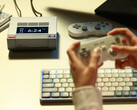 L'AYANEO AM02 peut être acheté avec le contrôleur 8BitDo et les accessoires de clavier Nuphy, illustrés. (Source de l'image : AYANEO)