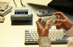 L&#039;AYANEO AM02 peut être acheté avec le contrôleur 8BitDo et les accessoires de clavier Nuphy, illustrés. (Source de l&#039;image : AYANEO)