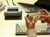 L'AYANEO AM02 peut être acheté avec le contrôleur 8BitDo et les accessoires de clavier Nuphy, illustrés. (Source de l'image : AYANEO)