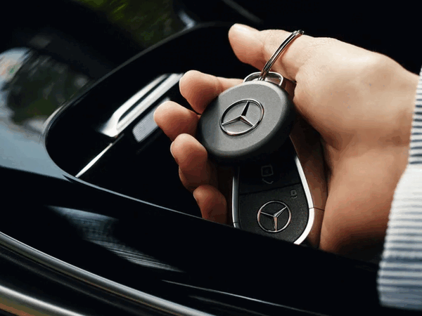 Le Chipolo Loop édition Mercedes-Benz arbore le logo Mercedes au centre.