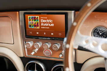 La Mini eMastered dispose d'un intérieur modernisé, avec climatisation et système audio surround Pioneer à quatre haut-parleurs avec Android Auto et Apple CarPlay. (Source de l'image : David Brown Automotive)