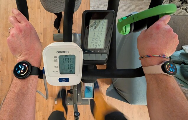 Les 4 appareils dans la même prise de vue. De gauche à droite : GW4, Omron, Bike, GW5. A chaque fois, les montres Galaxy affichent une fréquence cardiaque supérieure à la normale. Celle du vélo est tout simplement fausse. (Source de l'image : David 